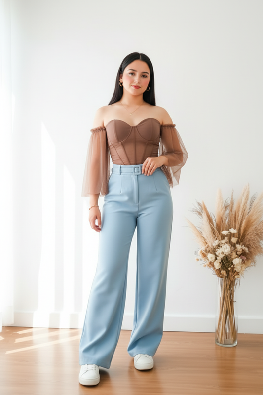 Outfit con corset marrón y pantalón palazzo azul