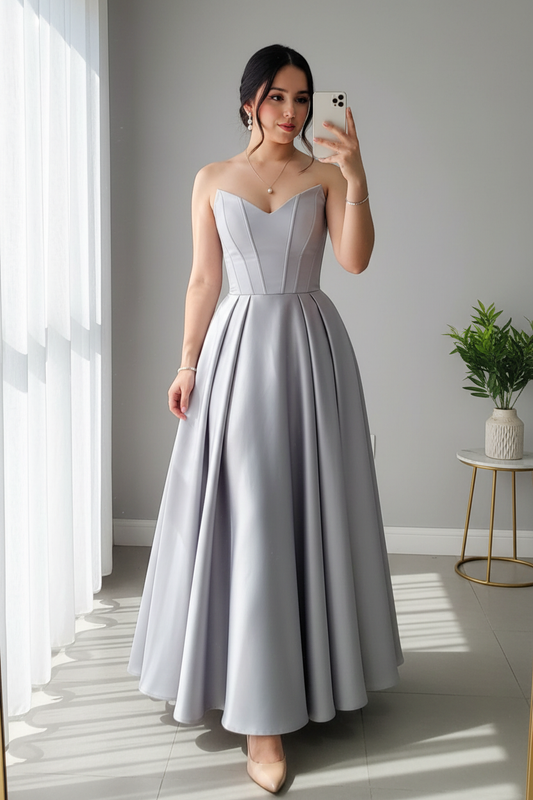 Vestido gris plateado strapless escote corazón falda maxi plisada