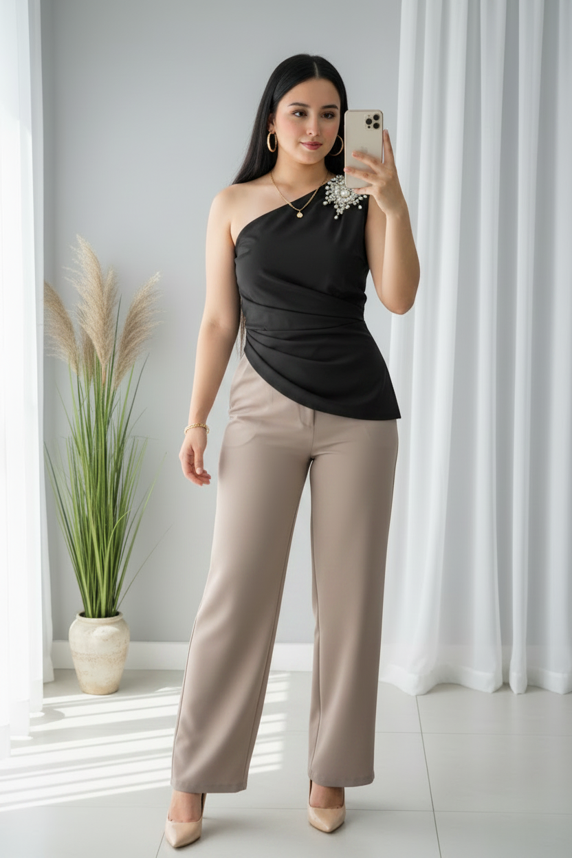 Blusa Negra Asimétrica Drapeada con Broche de Pedrería cod.B603