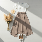 Flat lay blusa blanca y falda taupe asimétrica
