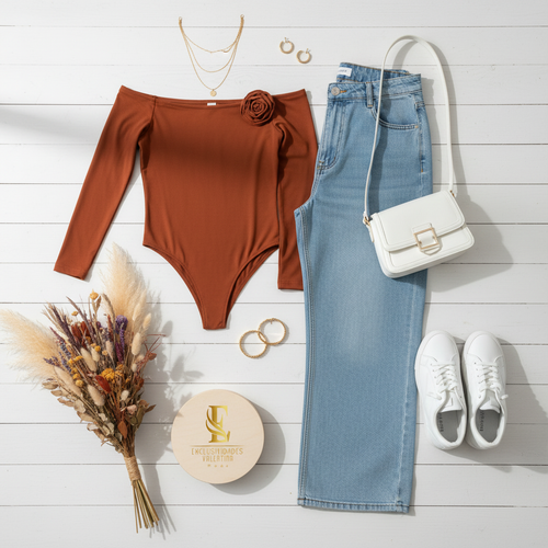 Flat lay outfit body terracota y jeans
