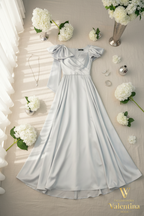 Flat lay vestido gris plateado manga abullonada hortensias