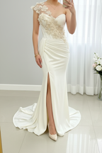 Vestido Blanco Sirena Hombro Único Flores 3D Plumas y Cola — Novia y Gala de Lujo cod.0069