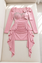Vestido corto rosa con pedrería, lazo y volantes laterales cod. VC026