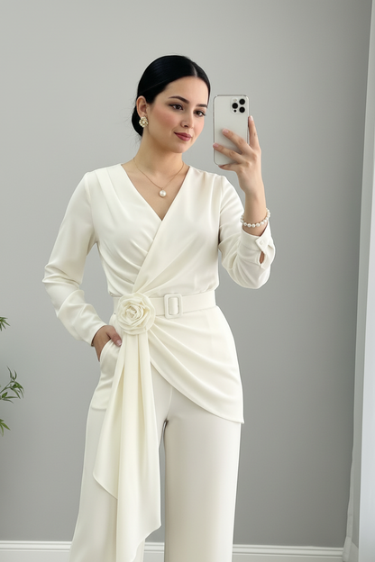 Jumpsuit Blanco Marfil — Escote V, Rosa 3D, Cierre Invisible & Caída Asimétrica cod.876