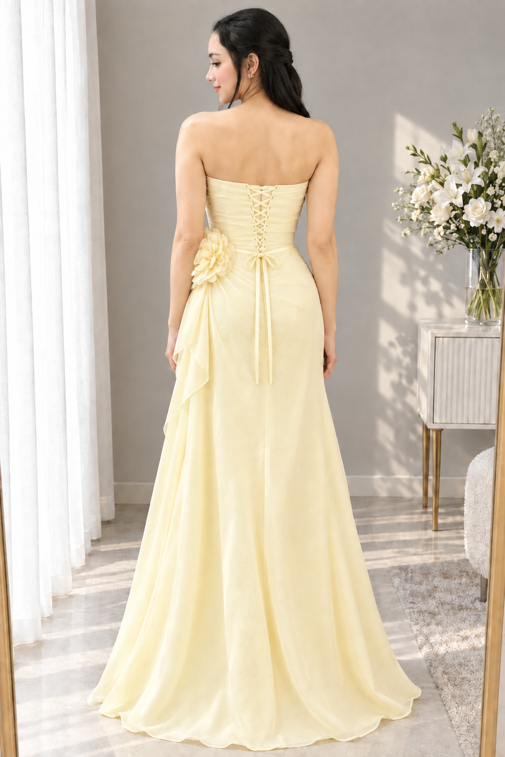 Vestido amarillo mantequilla strapless drapeado con flor 3D cod. VC008