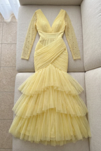 Vestido largo amarillo con mangas de perlas y tul en capas cod. VC034