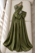 Vestido largo verde oliva de un hombro con pedrería y lazo lateral cod. VC013