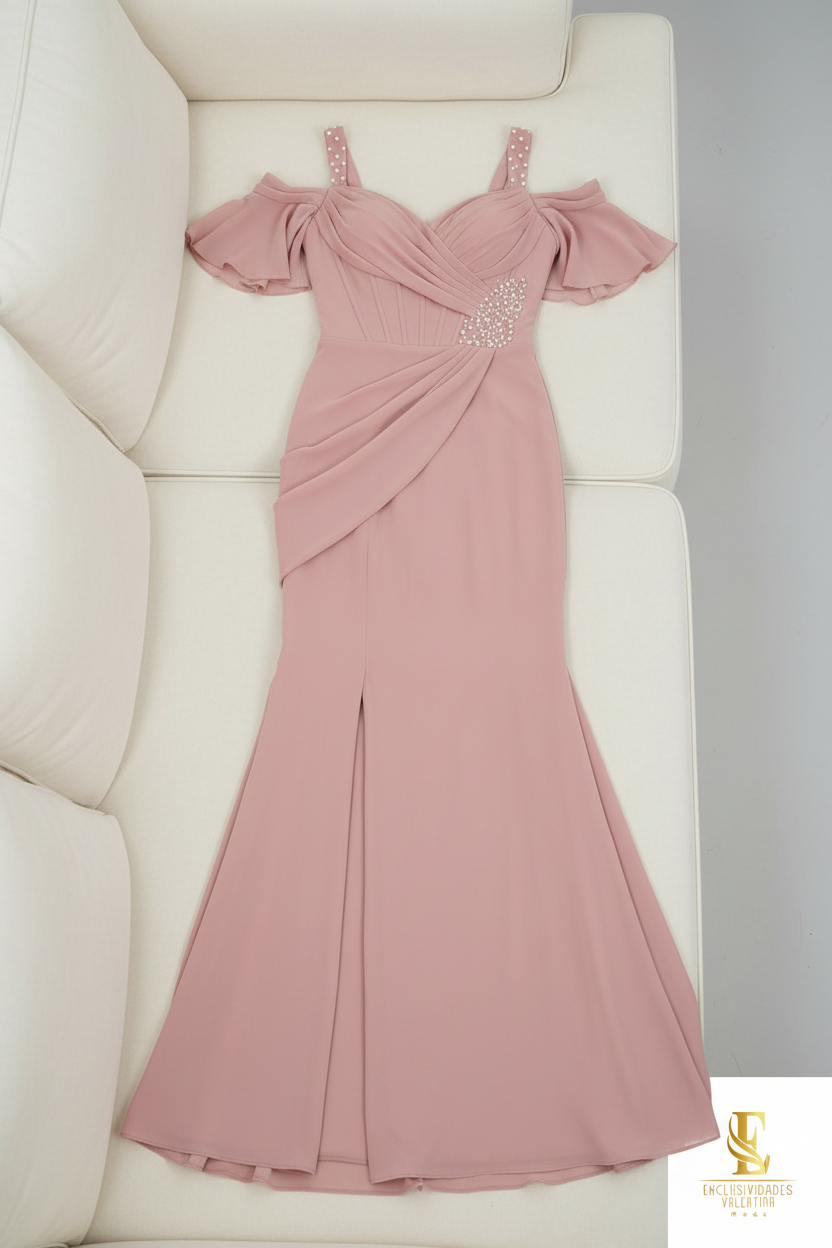 Vestido Sirena Rosa Palo | Cold-Shoulder con Volantes, Broche de Perlas y Abertura Frontal cod.V520