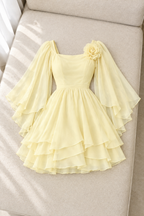 Vestido corto amarillo suave con flor y mangas fluidas cod. VC017