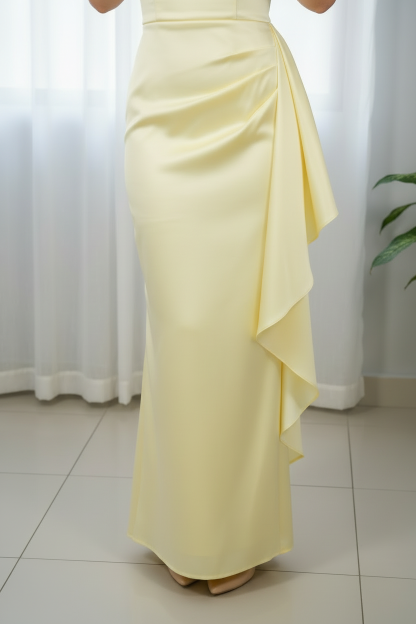 Vestido Amarillo Pastel Off-Shoulder Satinado con Volante Lateral cod.724