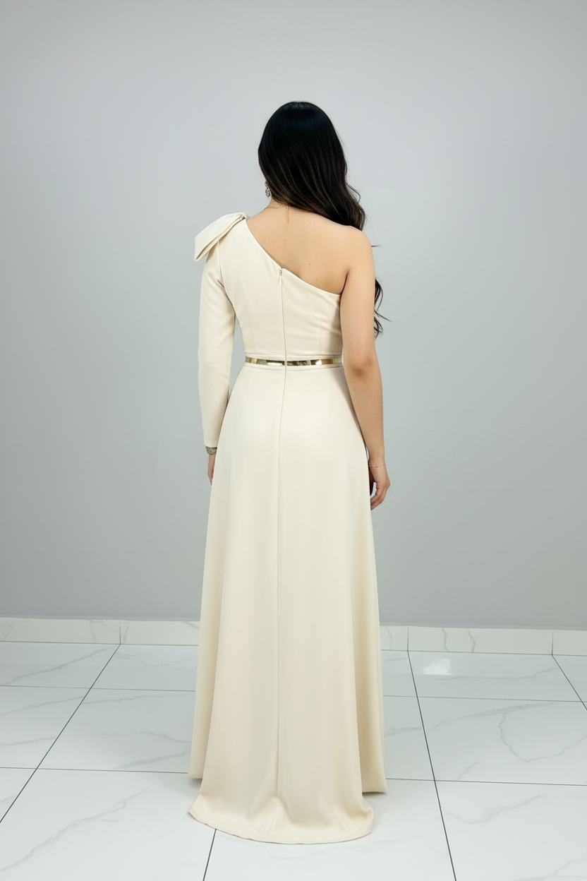 Vestido Formal Crema Un Hombro Manga Larga con Lazo y Abertura Frontal cod.548