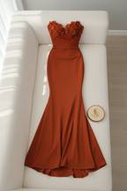 Vestido Sirena Terracota — Escote Corazón Strapless, Flores 3D & Corpiño Fruncido cod.896