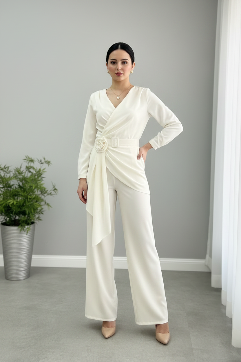 Jumpsuit Blanco Marfil — Escote V, Rosa 3D, Cierre Invisible & Caída Asimétrica cod.876