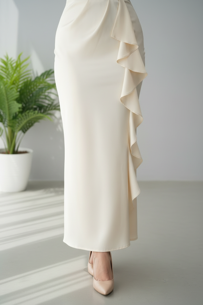 Vestido Ivory Ruffle – Gown Crema Manga Larga Escote V Cruzado con Volantes & Cinturón Dorado cod.690