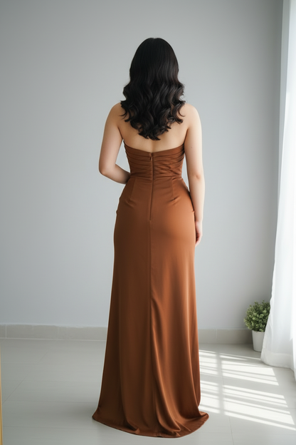 Vestido Terracota Strapless con Drapeado Diagonal y Abertura Alta cod.734