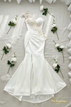 Vestido Blanco Sirena Hombro Único Flores 3D Plumas y Cola — Novia y Gala de Lujo cod.0069