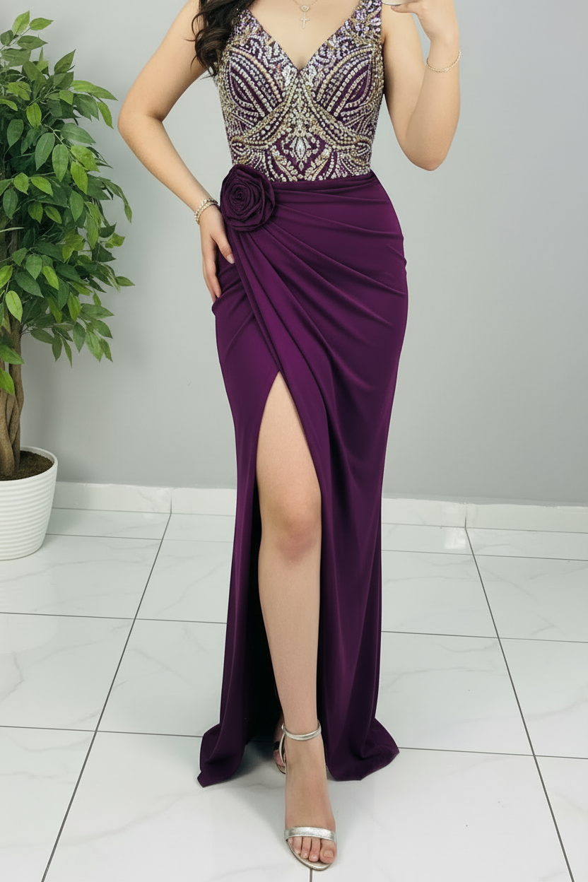 Vestido Formal Morado Ciruela Escote V con Pedrería Dorada Damasco Rosa 3D y Abertura cod.545