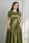 Vestido Satinado Verde Olivo con Rosa