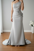 Vestido gris plateado hombro único sirena C.1926