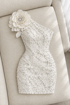 Vestido mini blanco de un hombro con flor 3D y pedrería cod. VC001