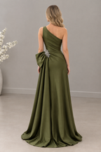 Vestido largo verde oliva de un hombro con pedrería y lazo lateral cod. VC013