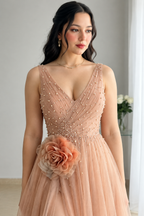 Vestido largo durazno escote V con pedrería y flor 3D cod. VC022