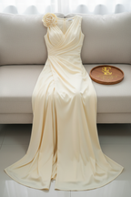 Vestido Amarillo Mantequilla Sin Mangas Cruzado con Rosa 3D y Abertura Maxi cod.986