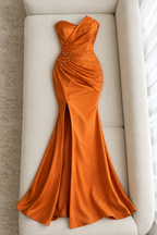 Vestido largo naranja strapless drapeado con abertura cod. VC020