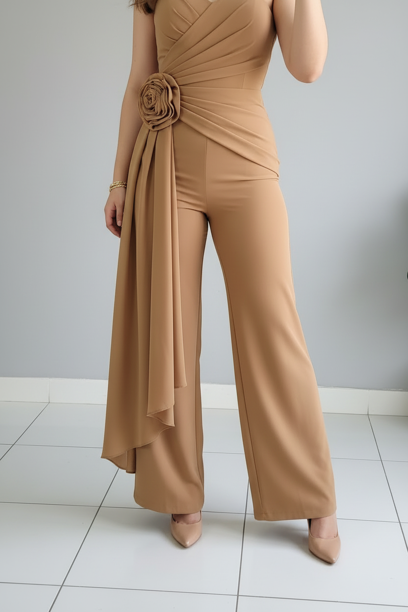 Conjunto Dos Piezas Camel Strapless Drapeado con Rosa 3D y Pantalón Palazzo cod.538
