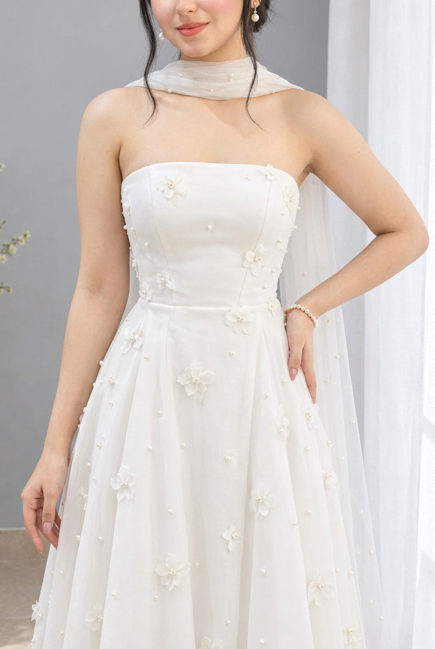 Vestido largo blanco sin tirantes con flores y pañuelo cod. VC035