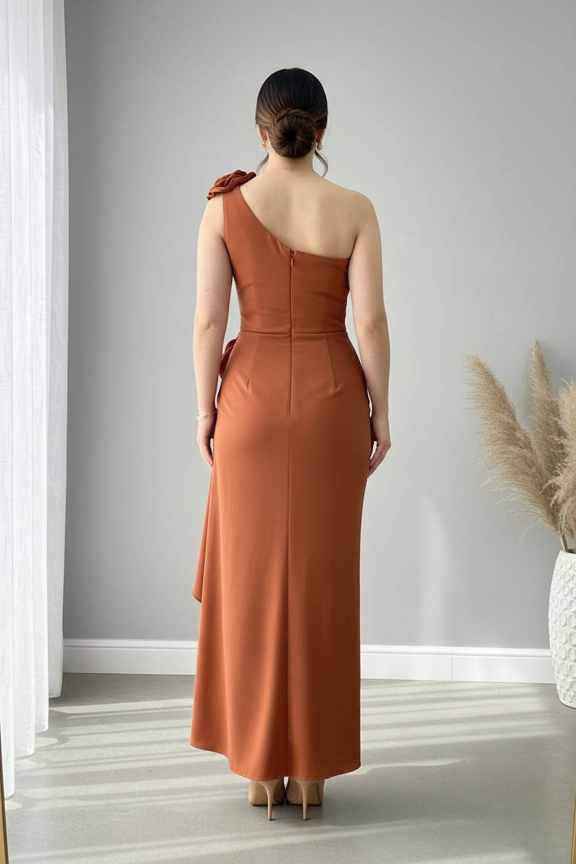Vestido Un Hombro Terracota — Rosas 3D Hombro & Cadera, Drapeado Asimétrico cod.901