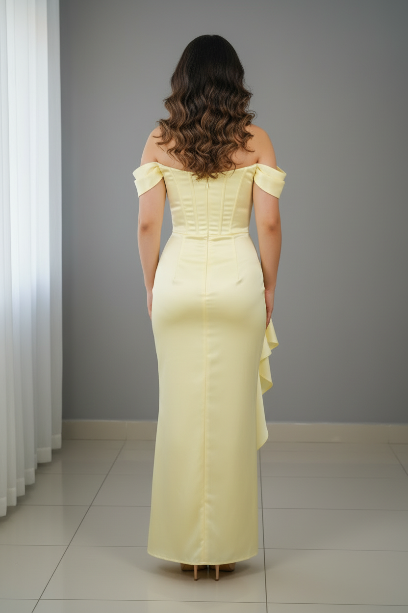 Vestido Amarillo Pastel Off-Shoulder Satinado con Volante Lateral cod.724