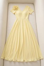 Vestido largo amarillo suave escote V con flor al hombro cod. VC024