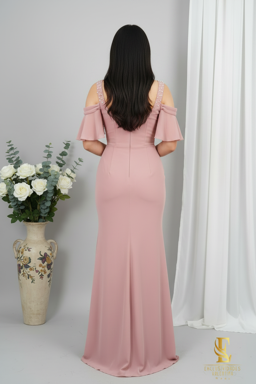 Vestido Sirena Rosa Palo | Cold-Shoulder con Volantes, Broche de Perlas y Abertura Frontal cod.V520