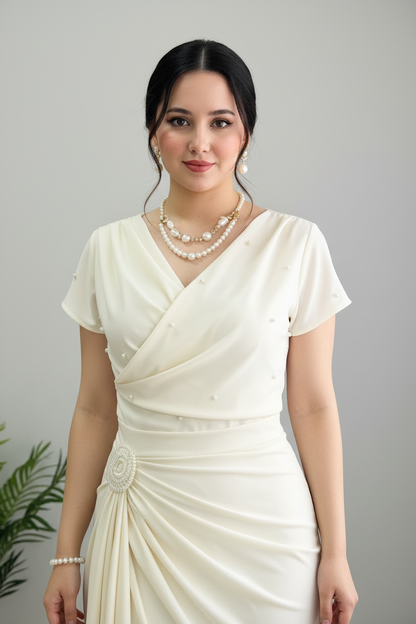 Vestido Drapeado Crema — Perlas, Broche & Falda Asimétrica cod.872
