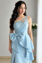 Vestido largo celeste de un hombro con pedrería y gran lazo cod. VC014