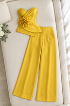 Conjunto amarillo dorado top drapeado con rosa 3D y pantalón palazzo cod. CJ007