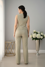 Conjunto Dos Piezas Verde Salvia Chaleco Sin Mangas Botones de Cristal y Pantalón Recto cod.C972