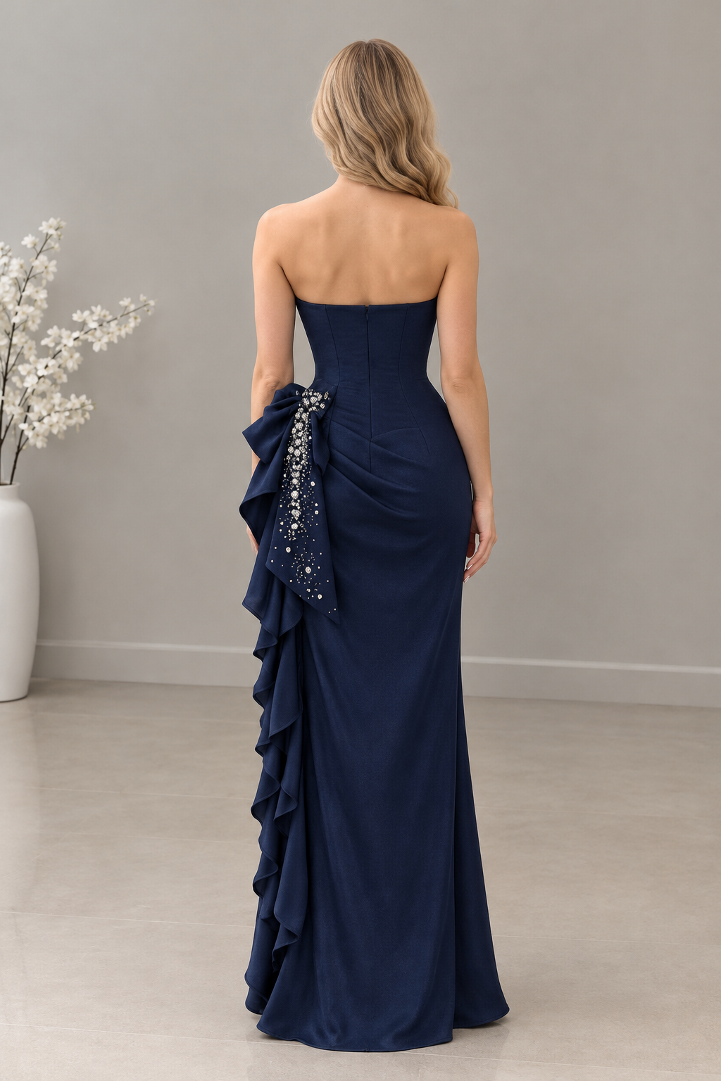 Vestido largo azul marino strapless con pedrería y lazo lateral cod. VC012