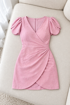 Vestido corto rosa cruzado con mangas pétalo y detalles de perlas cod. VC010