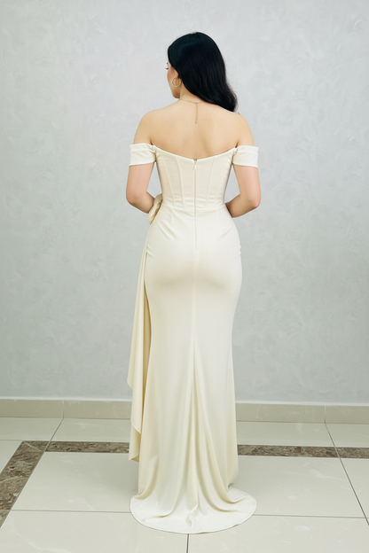 Vestido Formal Crema Off-Shoulder con Rosa 3D y Drapeado cod.512