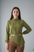 Blusa Verde Oliva Cuello Alto Manga Larga Dobladillo Asimétrico cod.759