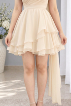 Vestido corto crema de un hombro con flor y volantes cod. VC037