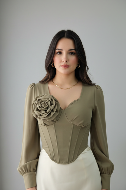 Conjunto Olive Rose – Corset Verde Oliva con Rosa 3D + Falda Satén Crema cod.689