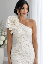 Vestido mini blanco de un hombro con flor 3D y pedrería cod. VC001