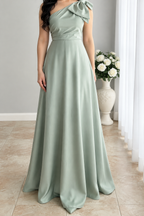 Vestido largo verde salvia de un hombro con gran lazo cod. VC015