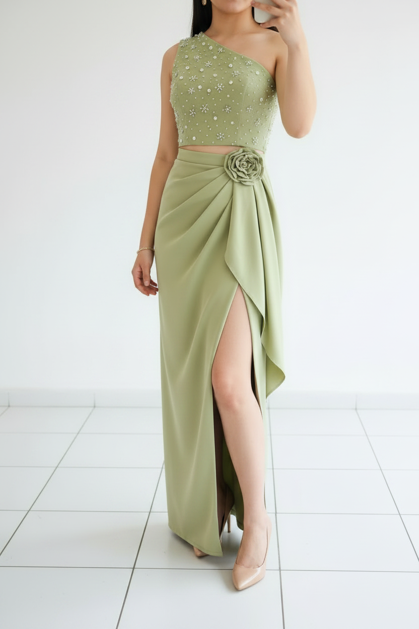 Conjunto Dos Piezas Verde Oliva Top Bordado Floral con Perlas y Rosa 3D cod.C947