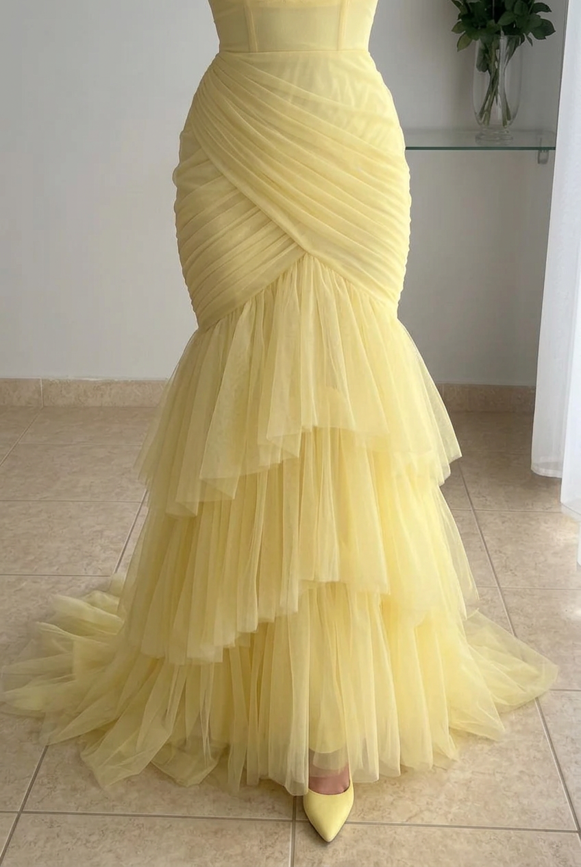 Vestido largo amarillo con mangas de perlas y tul en capas cod. VC034