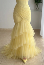 Vestido largo amarillo con mangas de perlas y tul en capas cod. VC034